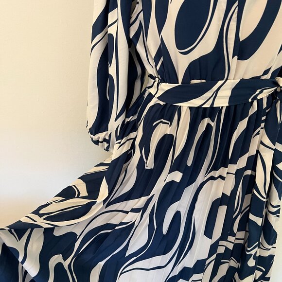 Wishing Waves Calf Length Pleated Dress in Blue and White with Tie On Belt - Med - Picture 11 of 15
